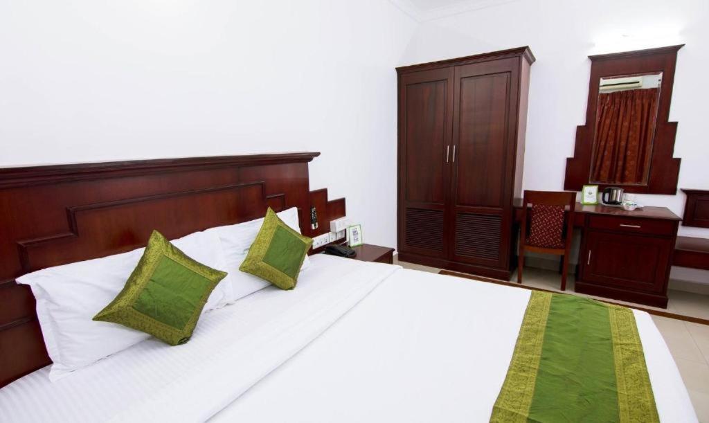 Готель Centre Point Kochi Екстер'єр фото