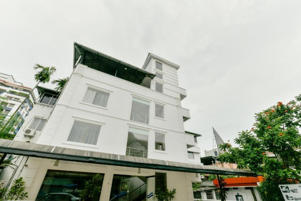Готель Centre Point Kochi Екстер'єр фото